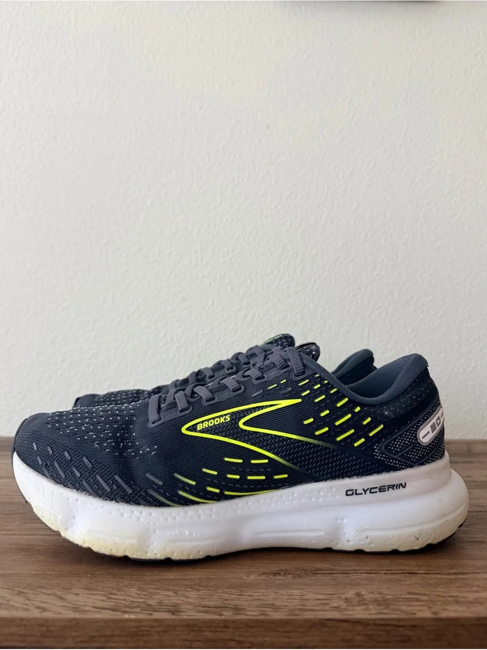 Brooks Women’s Glycerin 20 in Ebony/Nightlife/White (Size: 9-B) Great Condition